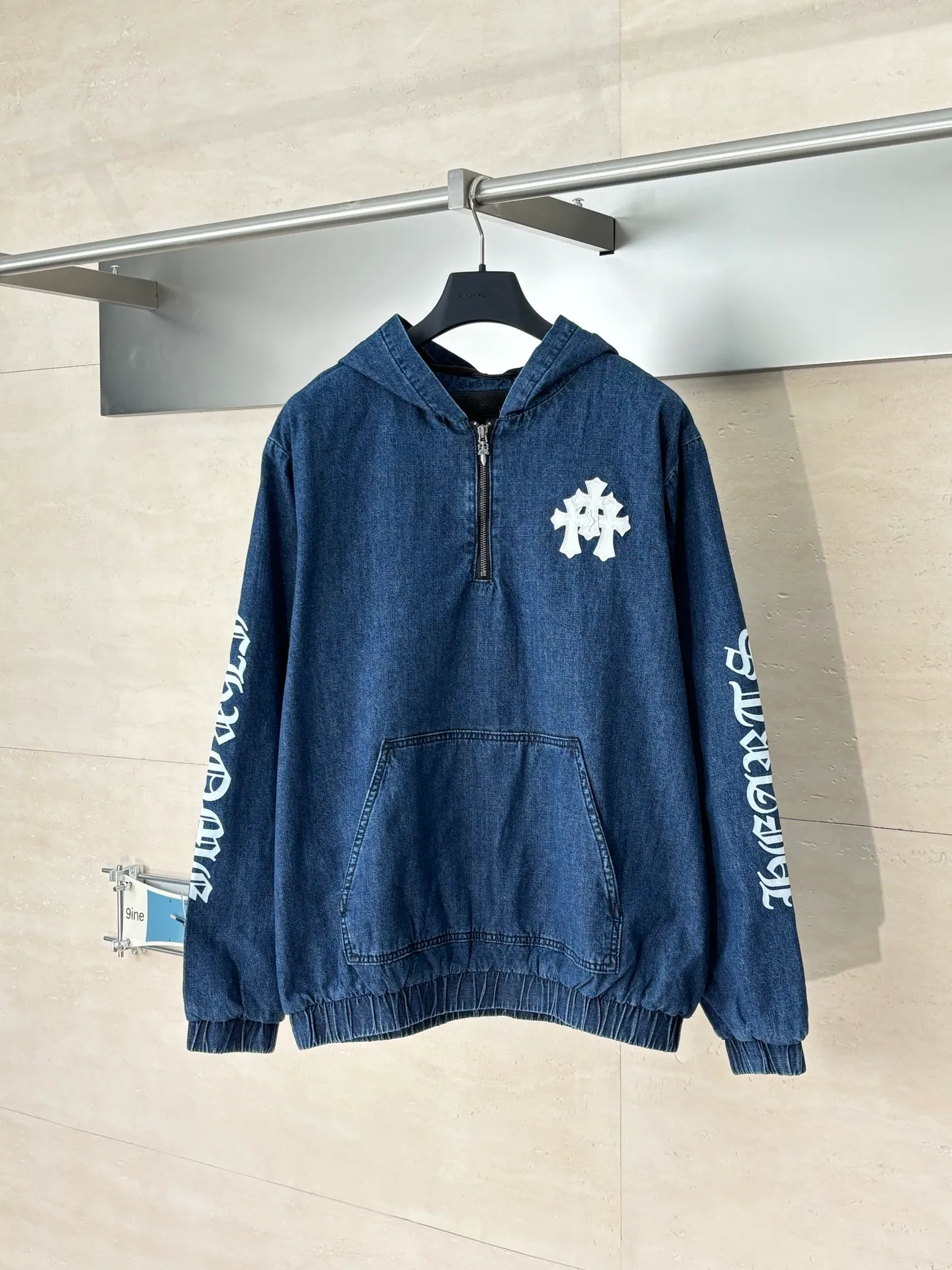 P770 Chrome Heart*/Chrome Heart Ch half-zip patchwork leather contrasting denim jacket. The original domestic spot purchase is 3.4W. The development cost is extremely high. The fabric is made of high-density pure cotton twill denim material imported from Italy. The jacquard lining requires a minimum order of 1,000 meters. The loss is huge. The printing is based on the original version and is hand-made glue printing. The focus is on hand-sewing sheepskin crosses. The gold content is extremely high. Real antique silver chain heads (key points: zipper pullers are sprayed with silver to make them old). Size: S/M/L